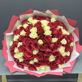 Букет из 101 розовой и белой розы 40см