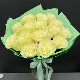 Букет из 15 белых роз Мондиаль 60см