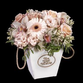 Композиция из орхидей, роз и гербер и в коробке