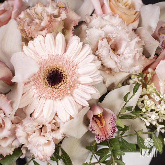 Композиция из орхидей, роз и гербер и в коробке