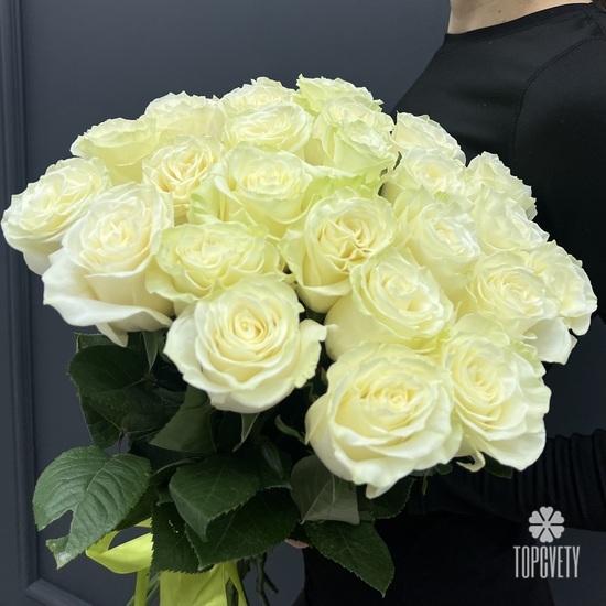 Букет из 25 белых роз Мондиаль 70см