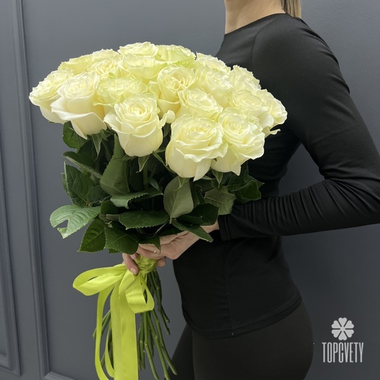 Букет из 25 белых роз Мондиаль 70см