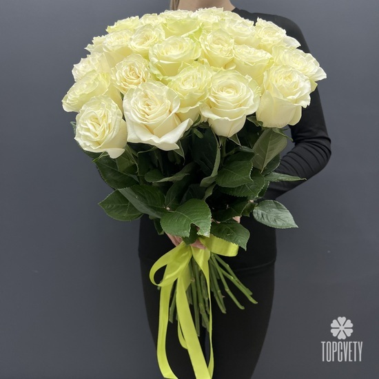 Букет из 25 белых роз Мондиаль 70см
