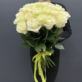 Букет из 25 белых роз Мондиаль 70см