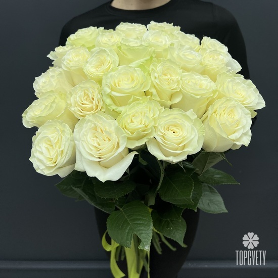 Букет из 25 белых роз Мондиаль 70см