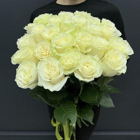 Букет из 25 белых роз Мондиаль 70см