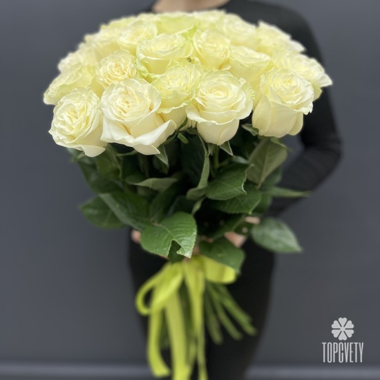 Букет из 25 белых роз Мондиаль 70см