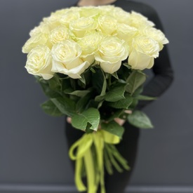Букет из 25 белых роз Мондиаль 70см