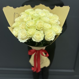Букет из 25 белых роз Мондиаль 50см