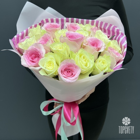 Букет из 15 белых и розовых роз