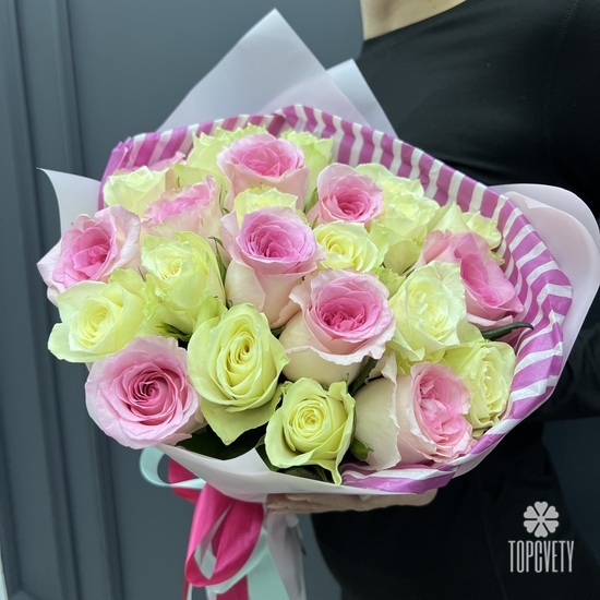 Букет из 15 белых и розовых роз