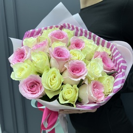 Букет из 15 белых и розовых роз