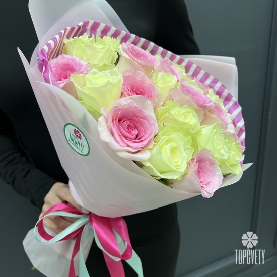 Букет из 15 белых и розовых роз