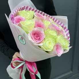 Букет из 15 белых и розовых роз