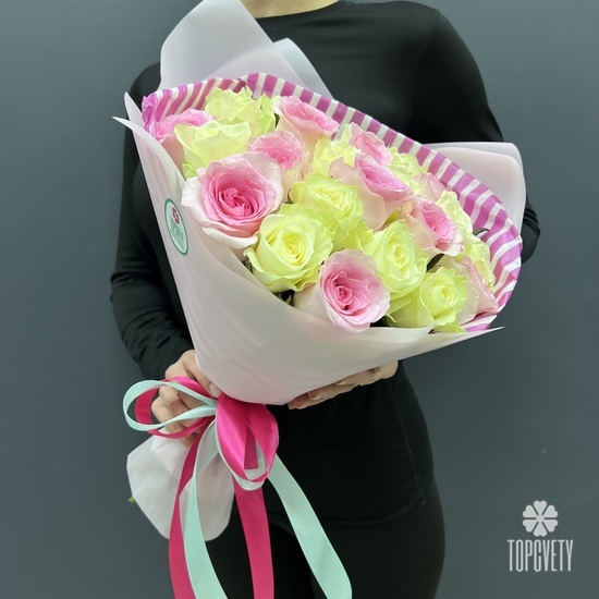 Букет из 15 белых и розовых роз