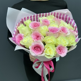 Букет из 15 белых и розовых роз