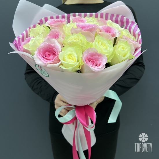 Букет из 15 белых и розовых роз