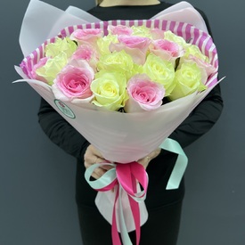 Букет из 15 белых и розовых роз