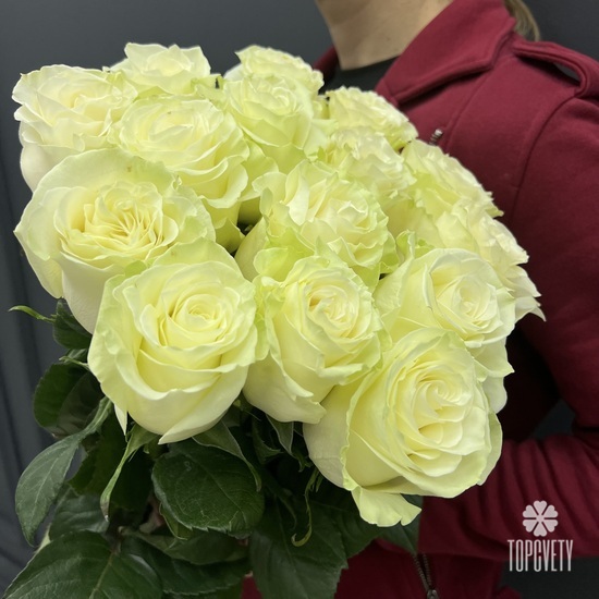 Букет из 15 белых роз Мондиаль 70см