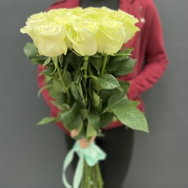 Букет из 15 белых роз Мондиаль 70см