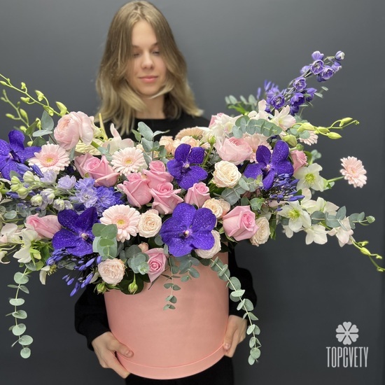 Композиция из орхидей, гербер и роз в коробке  Ты прекрасна