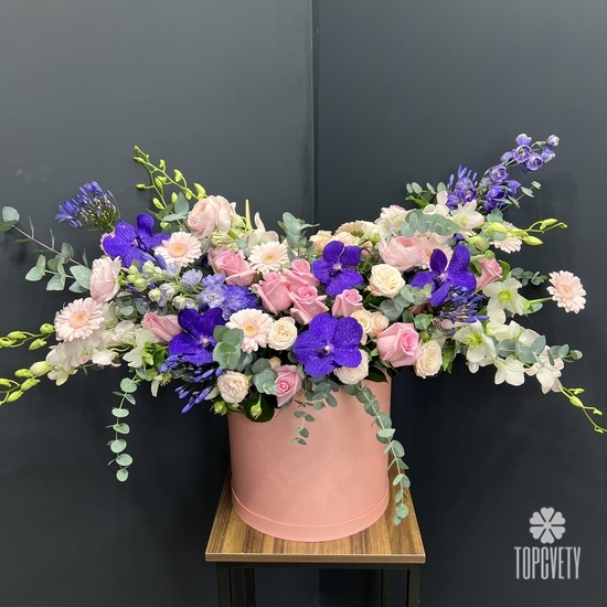 Композиция из орхидей, гербер и роз в коробке  Ты прекрасна