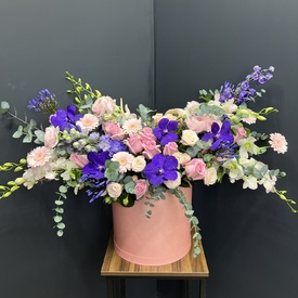 Композиция из орхидей, гербер и роз в коробке  Ты прекрасна