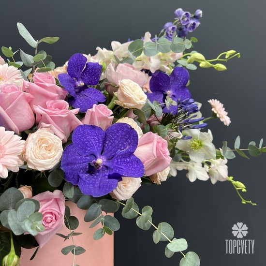 Композиция из орхидей, гербер и роз в коробке  Ты прекрасна