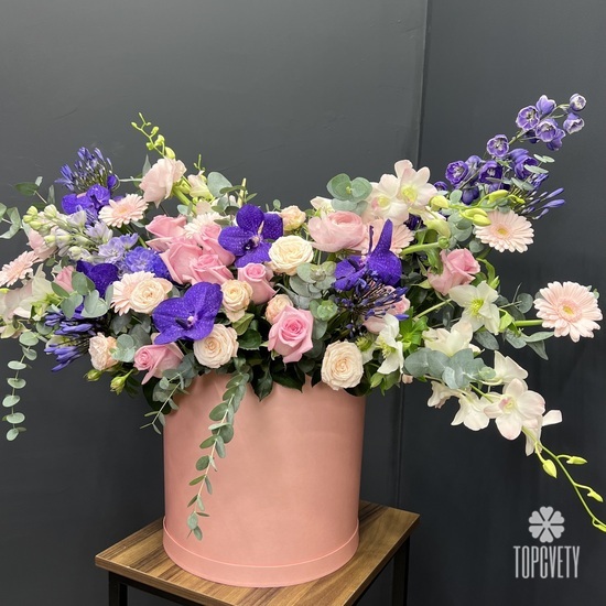 Композиция из орхидей, гербер и роз в коробке  Ты прекрасна