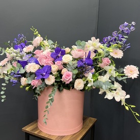 Композиция из орхидей, гербер и роз в коробке  Ты прекрасна