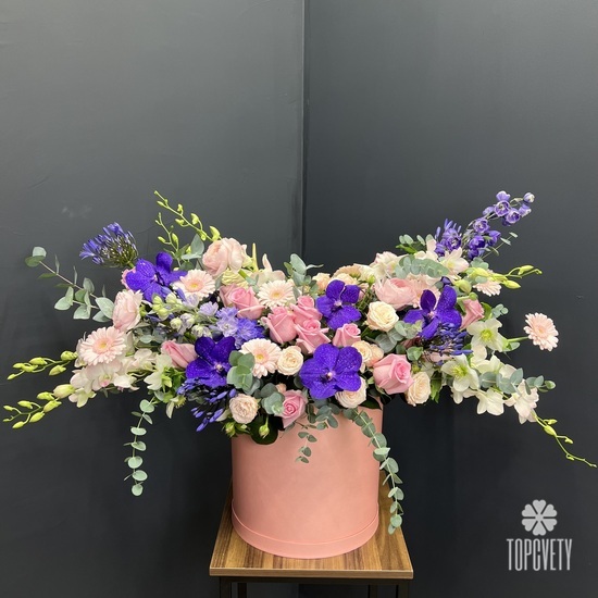 Композиция из орхидей, гербер и роз в коробке  Ты прекрасна