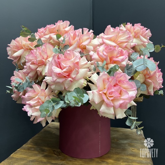 Букет из 15 розовых роз в коробке