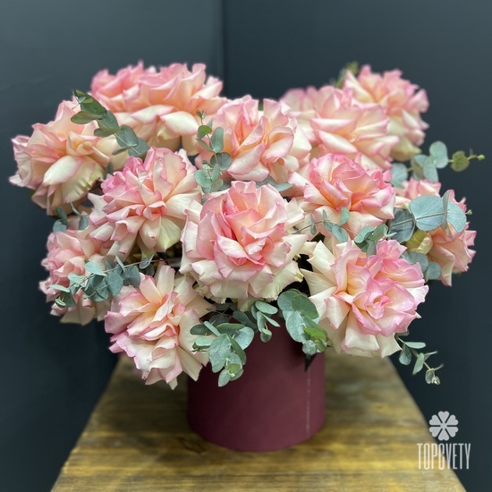 Букет из 15 розовых роз в коробке