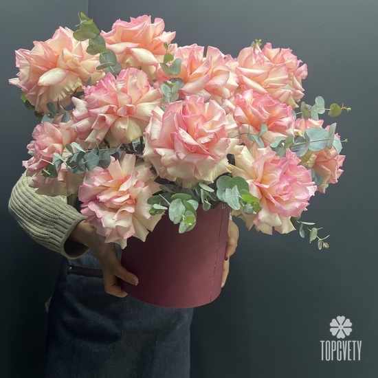 Букет из 15 розовых роз в коробке