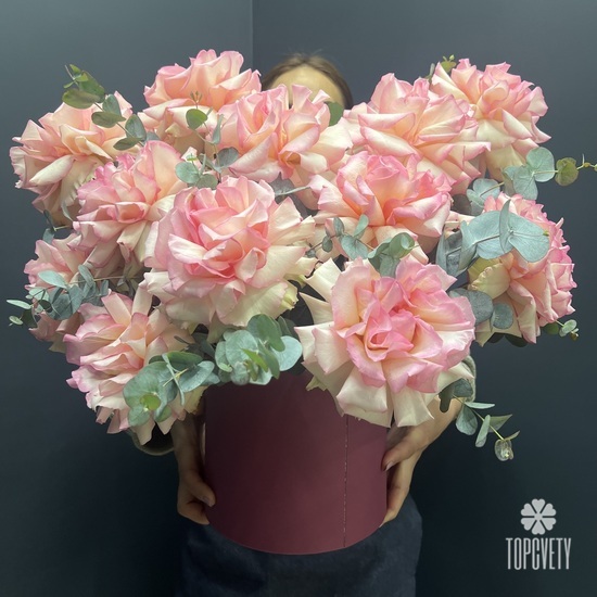 Букет из 15 розовых роз в коробке