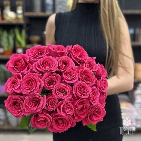 Букет из 25 розовых роз под лентой