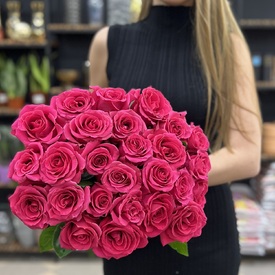 Букет из 25 розовых роз под лентой