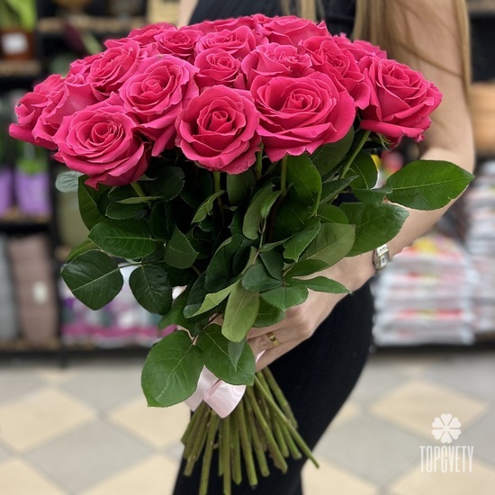 Букет из 25 розовых роз под лентой