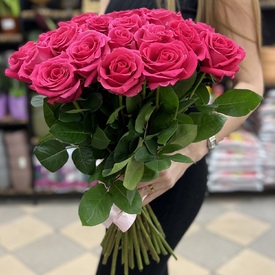 Букет из 25 розовых роз под лентой