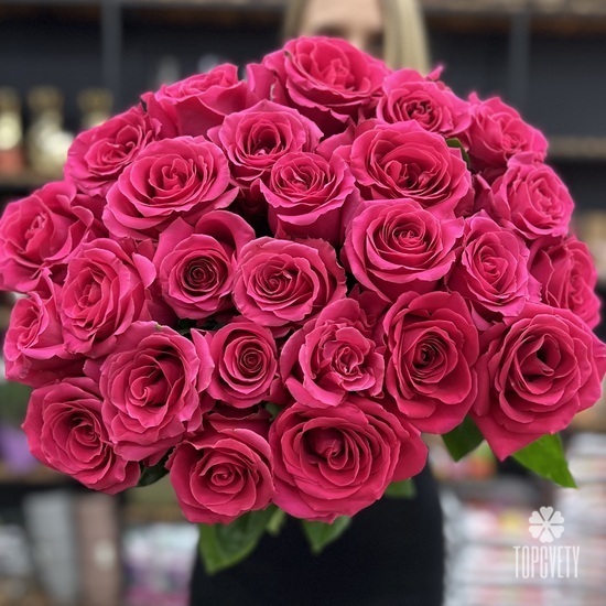 Букет из 25 розовых роз под лентой