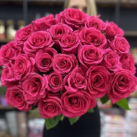 Букет из 25 розовых роз под лентой
