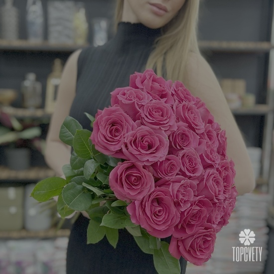 Букет из 25 розовых роз под лентой