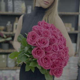 Букет из 25 розовых роз под лентой