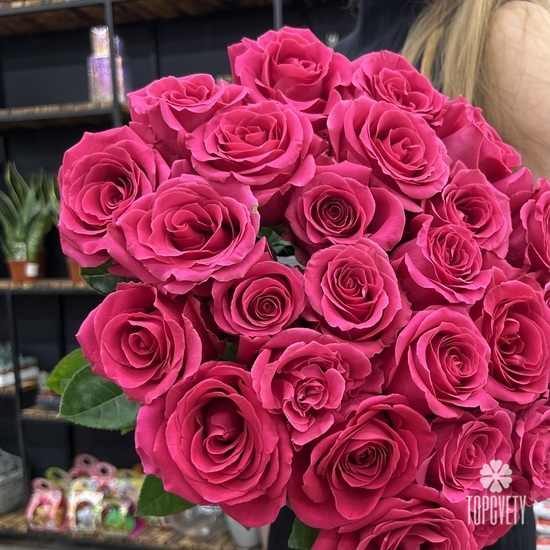 Букет из 25 розовых роз под лентой