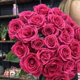 Букет из 25 розовых роз под лентой