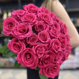 Букет из 25 розовых роз под лентой
