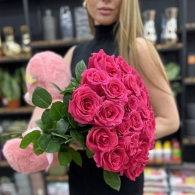 Букет из 25 розовых роз + мягкая игрушка 