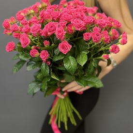 Букет из 25 розовых кустовых роз 50см