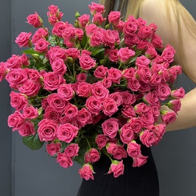 Букет из 25 розовых кустовых роз 50см