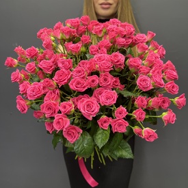 Букет из 25 розовых кустовых роз 50см